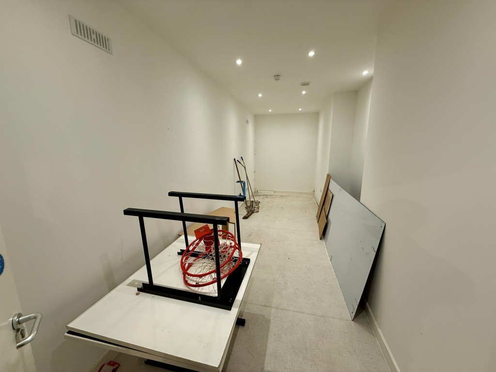 Lot: 78 - VACANT COMMERCIAL PROPERTY IN TOWN CENTRE LOCATION - Store room